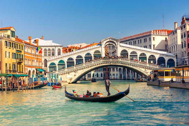 威尼斯小艇外形图片（威尼斯小艇的图片和资料）
